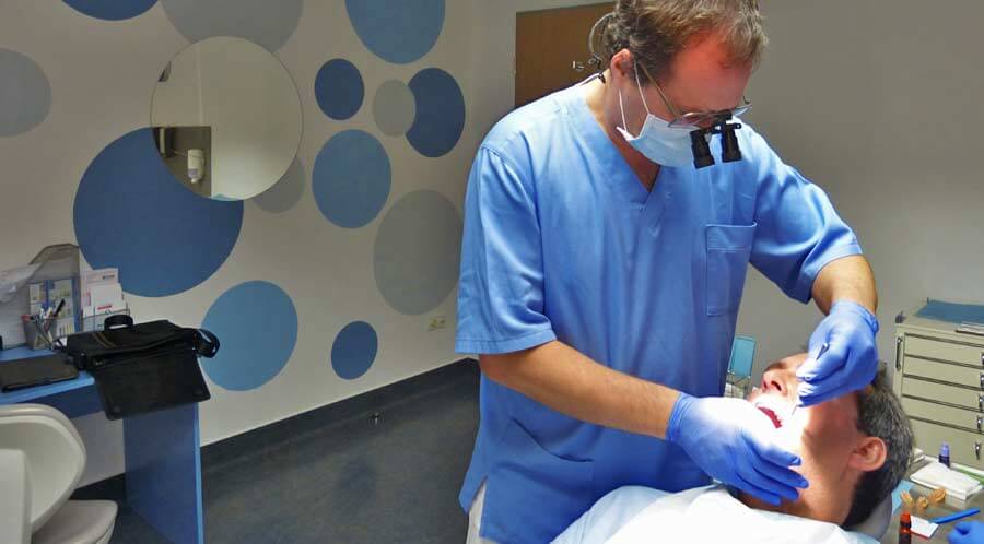 Dr. Ovari behandelt einen Patienten