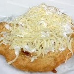 Lángos - traditionelle Brotspezialität aus Ungarn