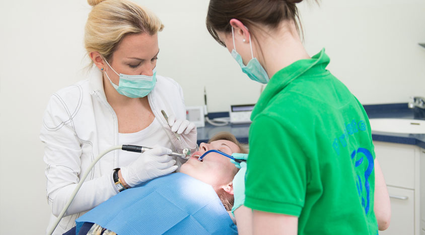 Zahnarzt in München - Behandlung Dr. Hancock-Diener