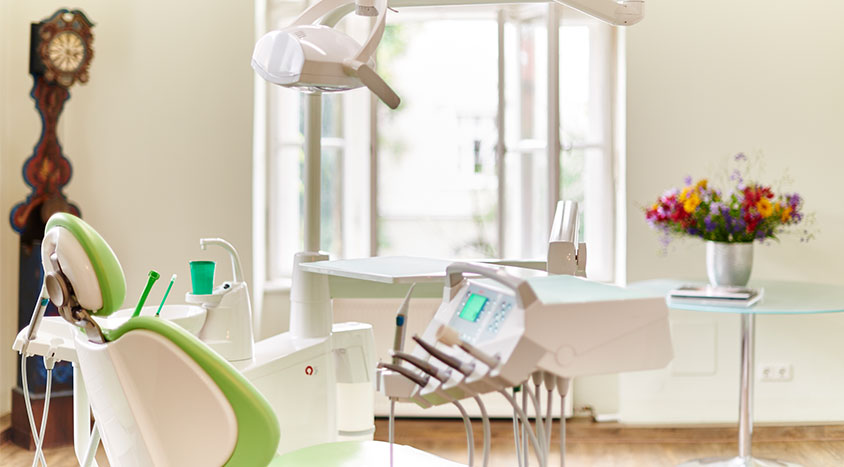 Zahnarzt in München - Behandlungszimmer Behandlungsstuhl