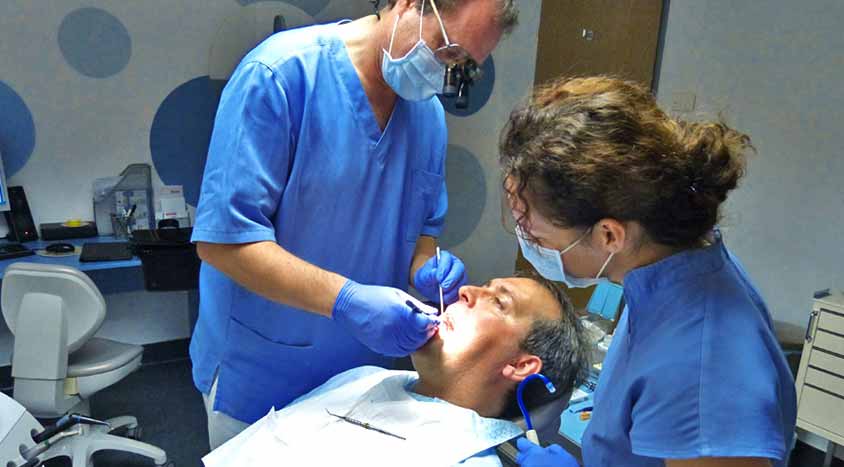 Zahnbehandlungen werden in Ungarn von qualifiziertem Personal durchgeführt
