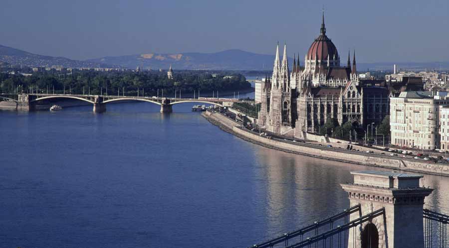 Das Parlament direkt an der Donau in Budapest