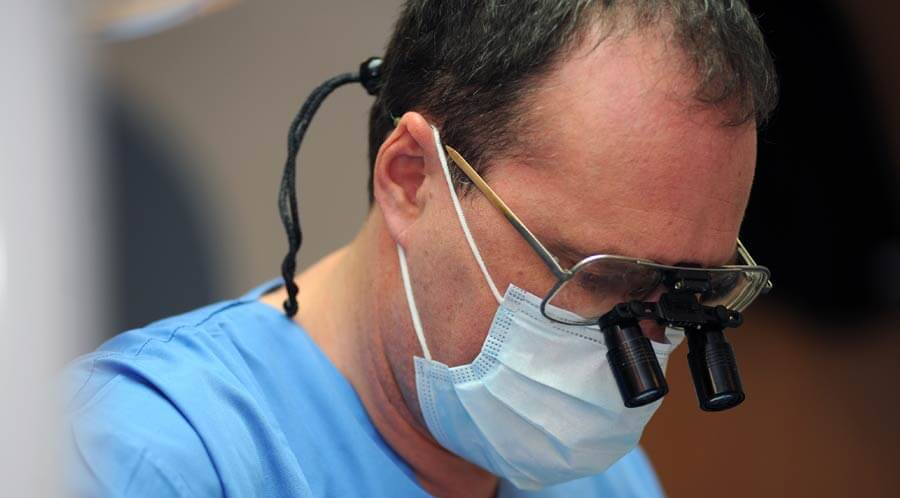 Dr. med. dent. Zoltan Ovari, Chefarzt der CosmoDent Klinik in Budapest